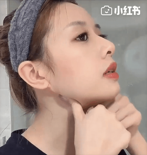 坐姿不良、駝背會造成「雙下巴」！超簡單2招瘦臉操，一週找回下顎線