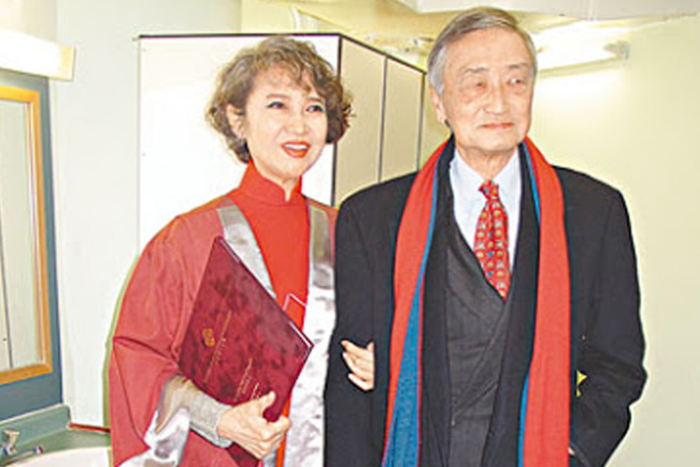謝賢最愛的女人、慘遭秦祥林甩巴掌！「傳奇影后」蕭芳芳雙耳全聾，75歲活出璀璨人生