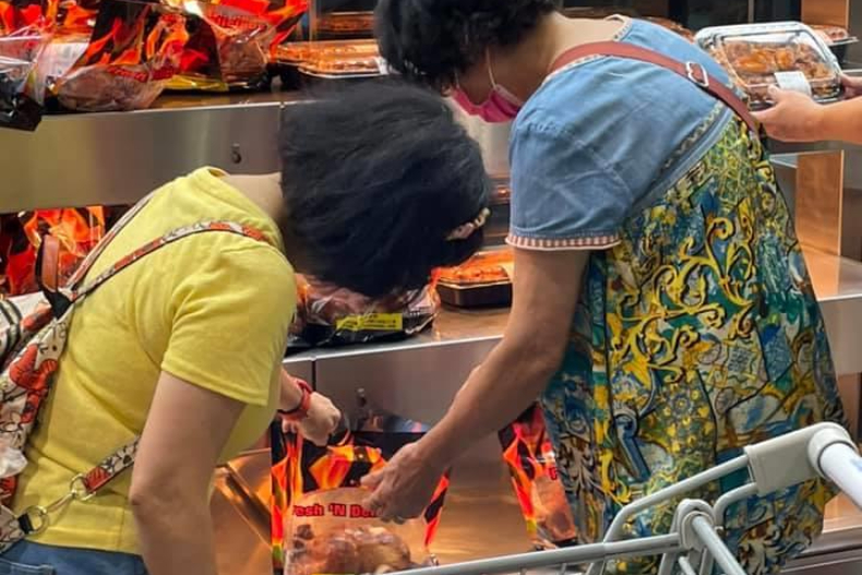 知名賣場驚見大媽「拆開包裝、狂捏雞肉」!整排烤雞遭殃,離譜行徑網怒:選媳婦嗎?
