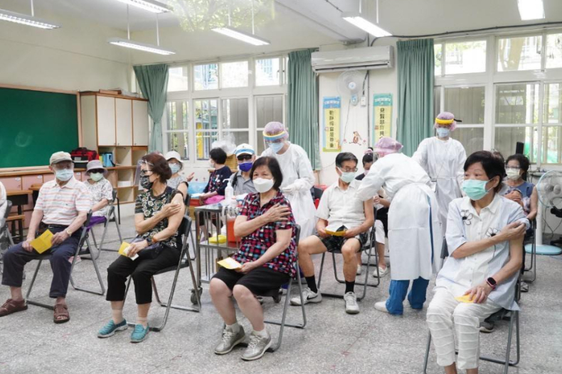 副作用比AZ、莫德納更少?「高端疫苗」9大常見副作用曝光,這4種人最適合施打