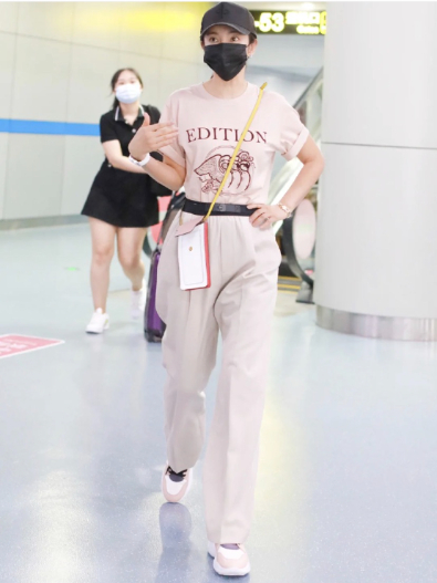 網嘆:完全是少女身材!48歲李冰冰「深U背心X卡其褲」辣翻,4招超實用搭配快筆記