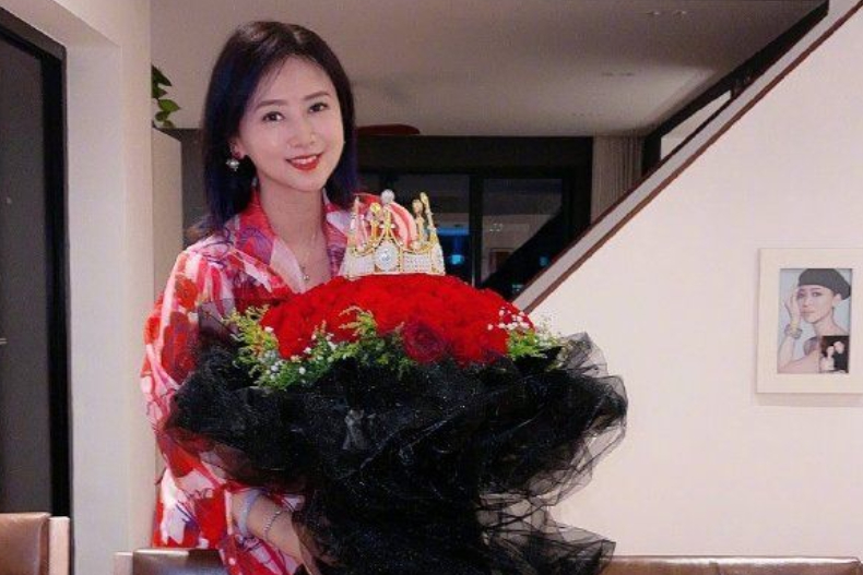 53歲翁虹同框13歲愛女「宛如姐妹花」！巴掌臉白皙又緊緻，談凍齡：「年齡對我來說，只是數字而已」