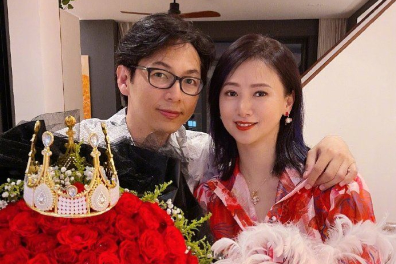 53歲翁虹同框13歲愛女「宛如姐妹花」！巴掌臉白皙又緊緻，談凍齡：「年齡對我來說，只是數字而已」