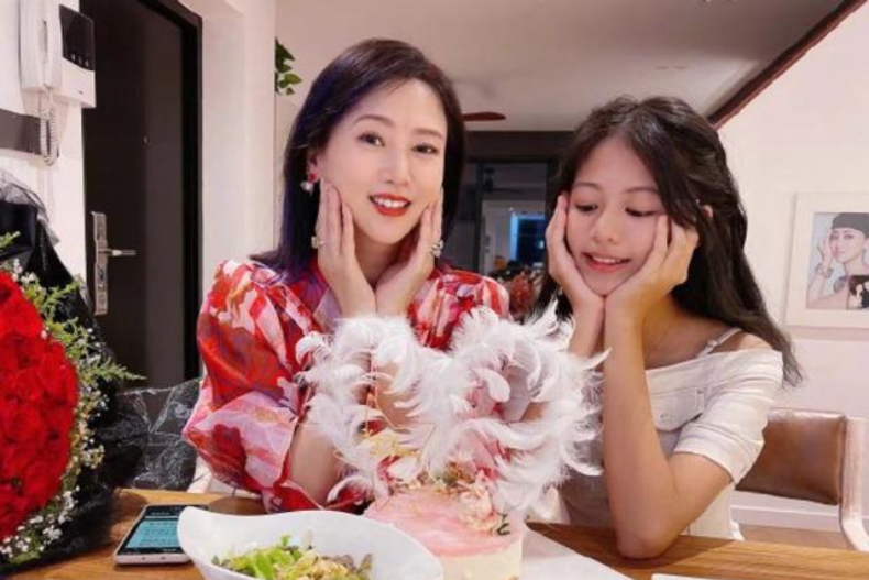 53歲翁虹同框13歲愛女「宛如姐妹花」！巴掌臉白皙又緊緻，談凍齡：「年齡對我來說，只是數字而已」