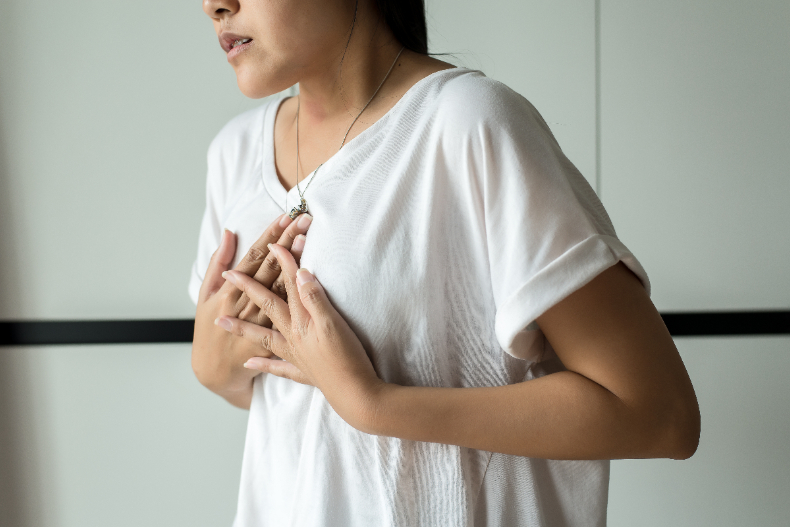 「滿肚子大便」倒流從嘴溢出！萬年口臭恐是罹患３大疾病，名醫授5字訣檢查
