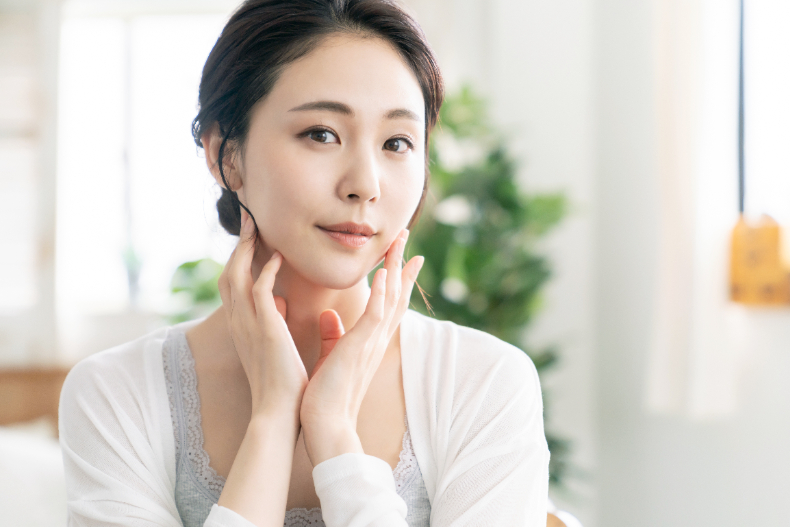 黑眼圈、眼袋總是遮不住？超實用「夏天眼周急救法」，專家授：搭配三溫暖敷眼法更有效