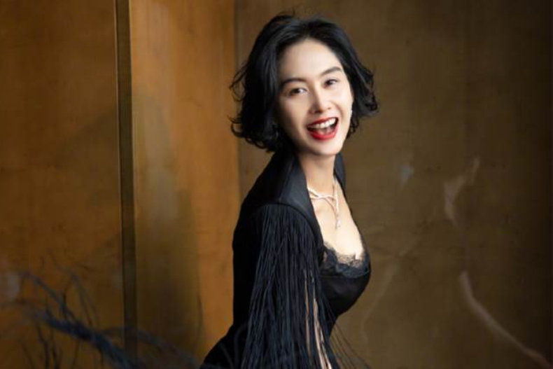 「紫霞仙子」朱茵年近50皮膚零下垂、會發光！「19歲證件照」曝光震驚全網，凍齡秘方雙手奉上