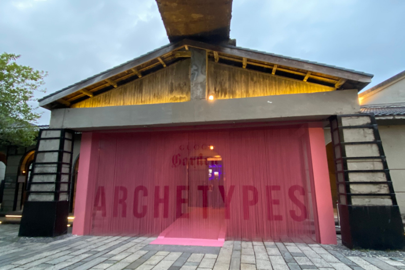 蔡依林深V西裝太辣！《GUCCI原典特展》亮點：呸姐打卡pose示範、桃粉水壺也要收