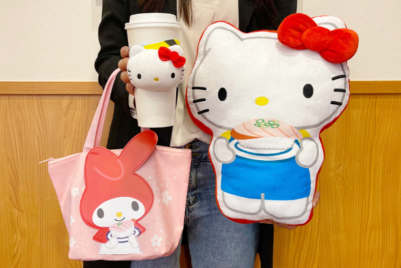 Kitty變壽司、超萌大抱枕！藏壽司推「16款三麗鷗周邊」，美樂蒂手提袋夢幻必收