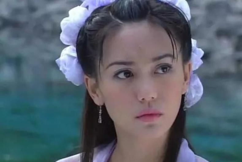 24歲被譽「新加坡第一美人」、憑《倚天屠龍記》爆紅!48歲郭妃麗閃嫁富商10年甜喊:被當公主寵