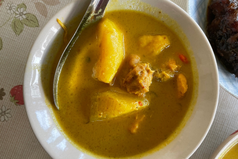 ▲呈現螢光色的咖哩是因為內含薑黃