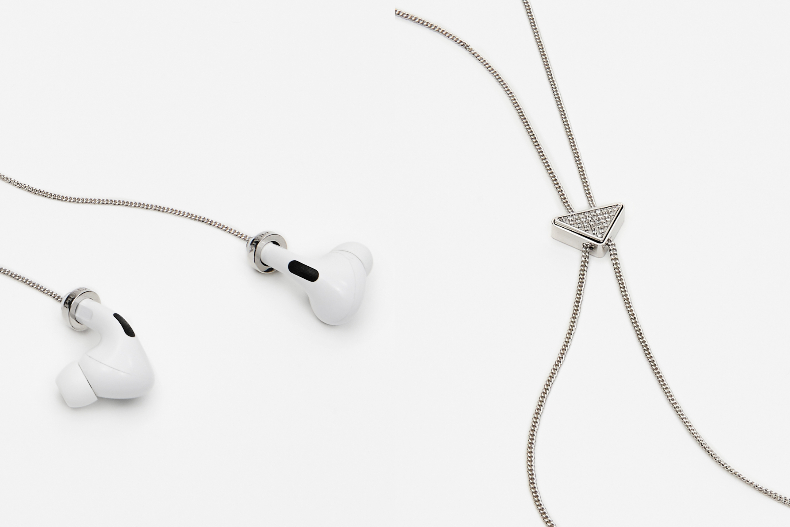 ▲PRADA AirPods 水晶三角項鍊，NT.26,000