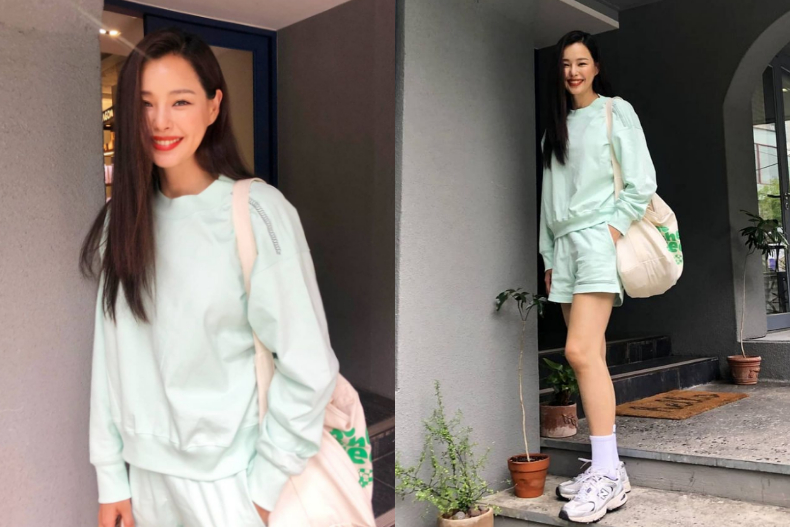 ▲李荷妮大學T穿搭