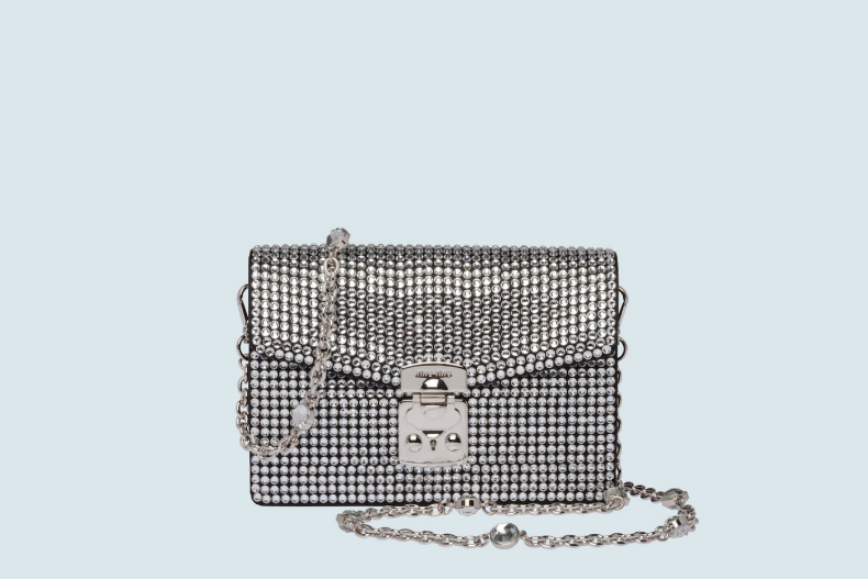▲MIUMIU Miu Confidential 水晶綴飾肩背包，NT.51,000