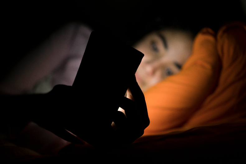 ▲電子產品容易影響睡眠