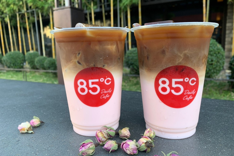 連續16天，85度C飲料「第2杯20元起」！三大好康爽喝，超萌「熊掌包」粉嫩又療癒