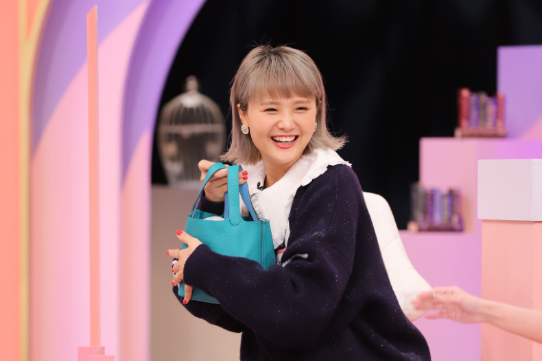 ▲小筠深怕美包被「搶」