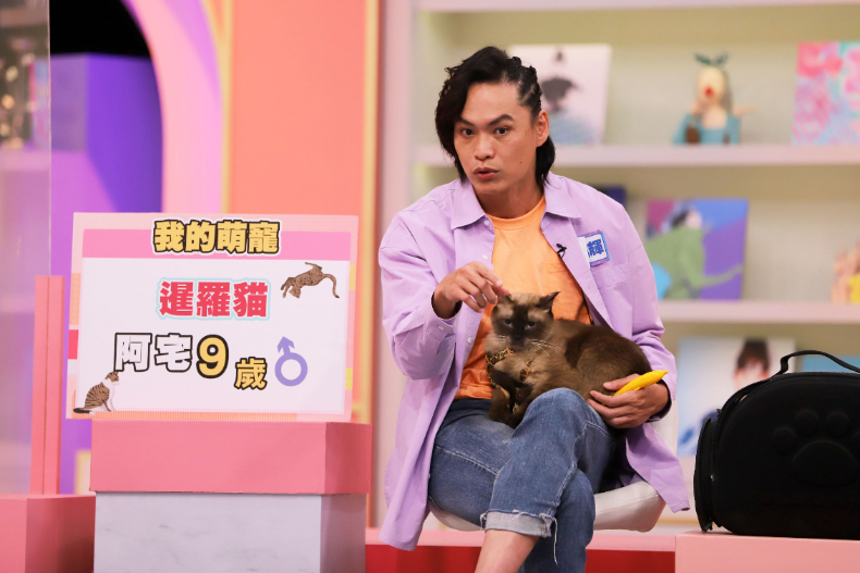 ▲黃鐙輝介紹「網路名貓」阿宅