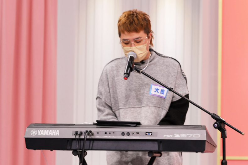 ▲大根表演自彈自唱