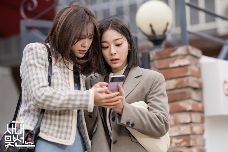 小資女→財閥千金風！《社內相親》金世正穿搭解析：格紋外套、大領片上衣秒贏好感