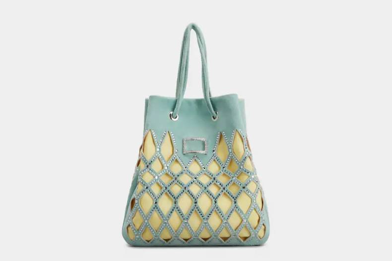 ▲Roger Vivier Viv' Pocket Queeny迷你絨面皮革手袋，US.1,995，約NT.57,521