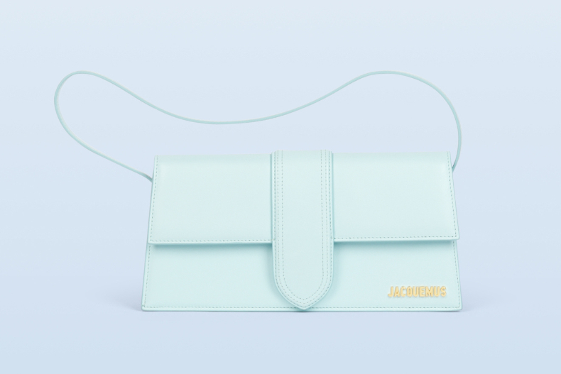 ▲JACQUEMUS Le Bambino Long寬扣帶磁性翻蓋⼤包，NT.26,700