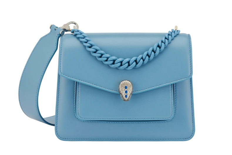▲BVLGARI Serpenti Forever Maxi Chain尼加拉藍寶⽯⾊⼩⽺⽪肩背包，NT.87,800