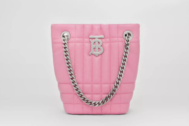 ▲BURBERRY Lola小號絎縫羔羊皮蘿納水桶包，NT.65,000
