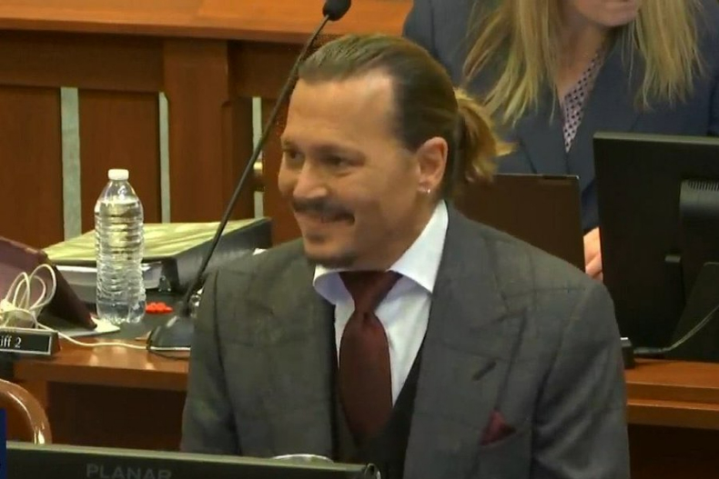 強尼戴普家暴官司變搞笑劇！羊駝、GG都被討論，強尼笑到趴桌，安柏要求撤訴訟