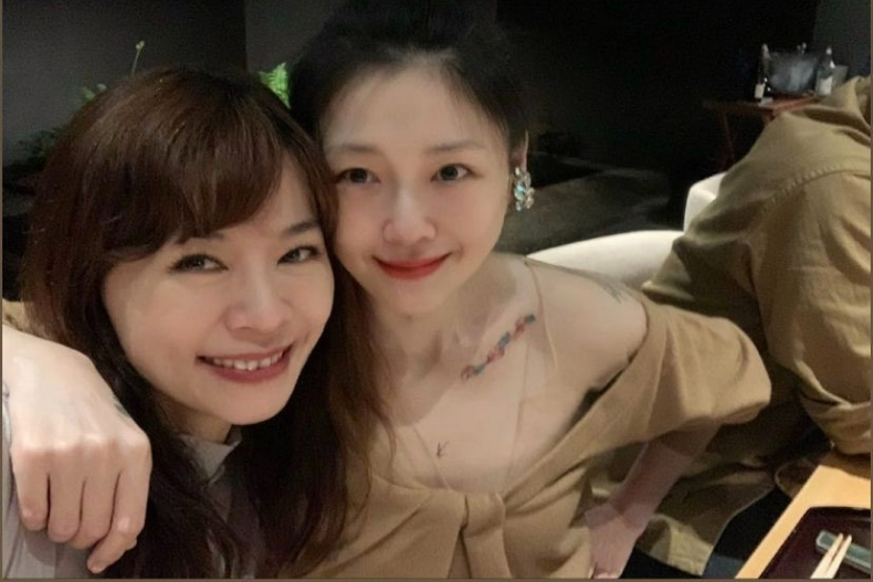 大S真的回春了！婚後首露面像20歲少女！鎖骨情侶刺青、胸口「K」放閃具俊曄