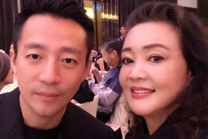 媳婦只認大S！汪小菲傳同居，張蘭爆氣開直播暗諷張穎穎：想進汪家門都沒有
