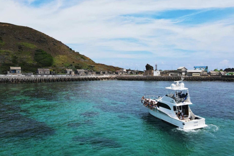乘風破浪！全台9個「豪華遊艇」包船推薦：宜蘭牛奶海SUP立槳、海上BBQ、澎湖灣微醺體驗