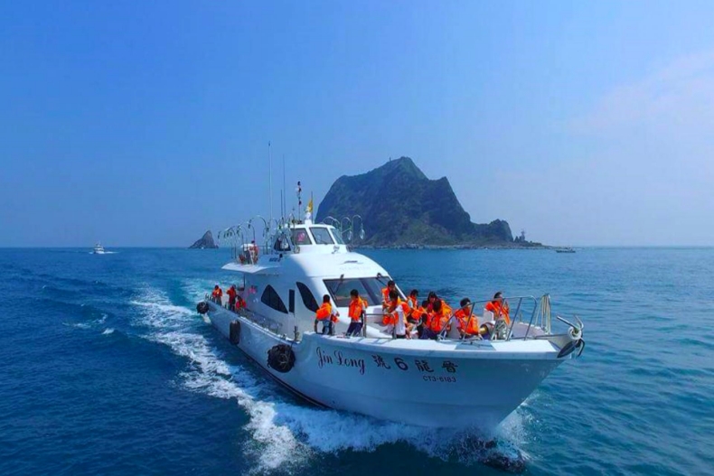 乘風破浪！全台9個「豪華遊艇」包船推薦：宜蘭牛奶海SUP立槳、海上BBQ、澎湖灣微醺體驗