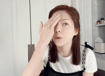 收穫邱澤甜蜜告白，許瑋甯「桃花肌」底妝技巧教學！腮紅打在「額頭」效果超好