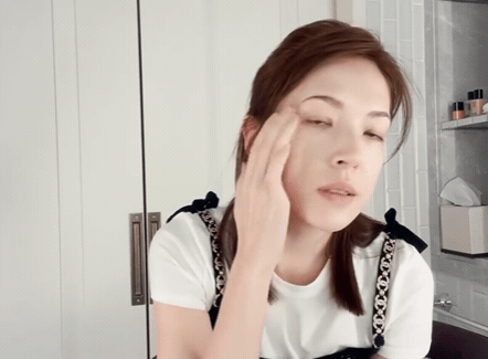 收穫邱澤甜蜜告白，許瑋甯「桃花肌」底妝技巧教學！腮紅打在「額頭」效果超好