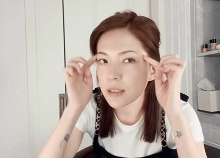 收穫邱澤甜蜜告白，許瑋甯「桃花肌」底妝技巧教學！腮紅打在「額頭」效果超好