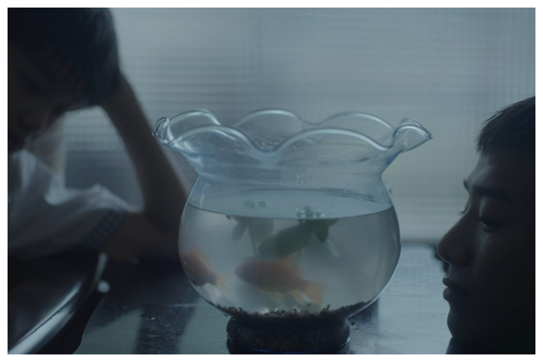 ▲初孟軒（右）與白潤音在〈夜晚的光明〉MV帶來特殊的對手戲。