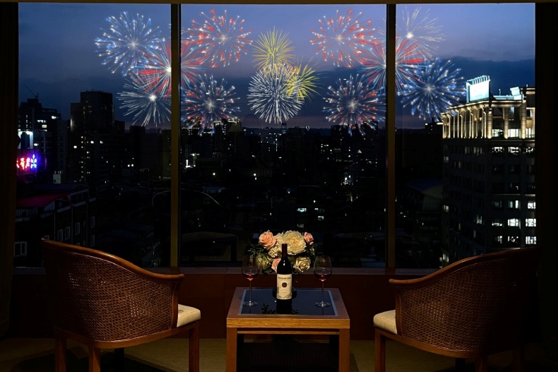 大稻埕煙火這裡看！晶華酒店「星空包廂」、高樓層「煙火套房」四款與情人共度燦爛七夕的浪漫提案