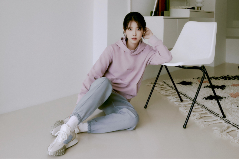 ▲IU 李知恩著用本次主打的無瑕原生配色 XC-72