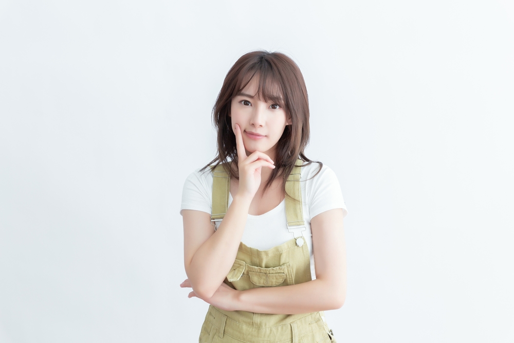 shutterstock 2042342651 - shutterstock_2042342651.jpg ▲一手托下巴、另一手托這隻手的肘關節