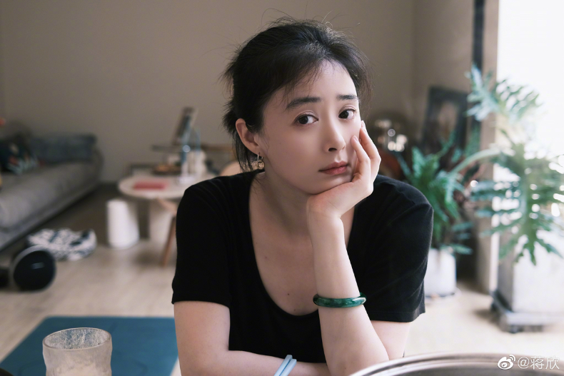 ▲蔣欣近日發佈的照片被網友大讚美出新高度