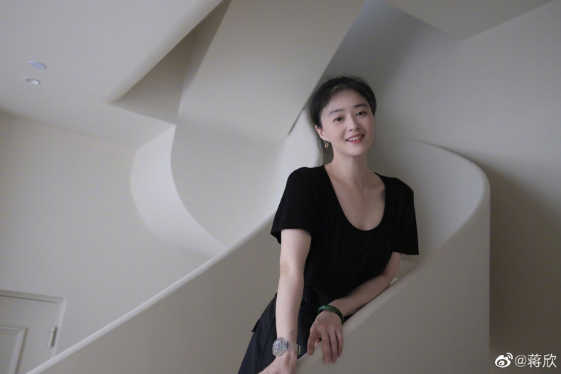 ▲黑色低胸上衣大秀性感鎖骨、天鵝頸