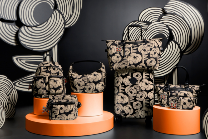 Kipling X ANNA SUI++限量聯名系列!高奢黑金色 X絕美玫瑰印花,7大人氣包登場