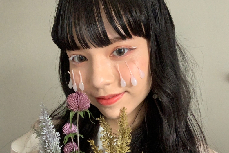 日本女高中生「眼淚妝」爆紅！將熱熔膠滴臉上展現「水汪汪」，網驚：我不懂時尚