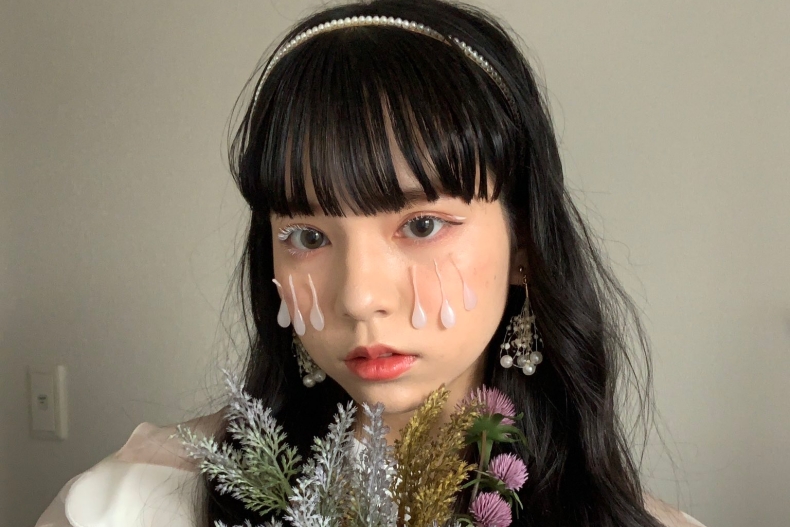 日本女高中生「眼淚妝」爆紅！將熱熔膠滴臉上展現「水汪汪」，網驚：我不懂時尚