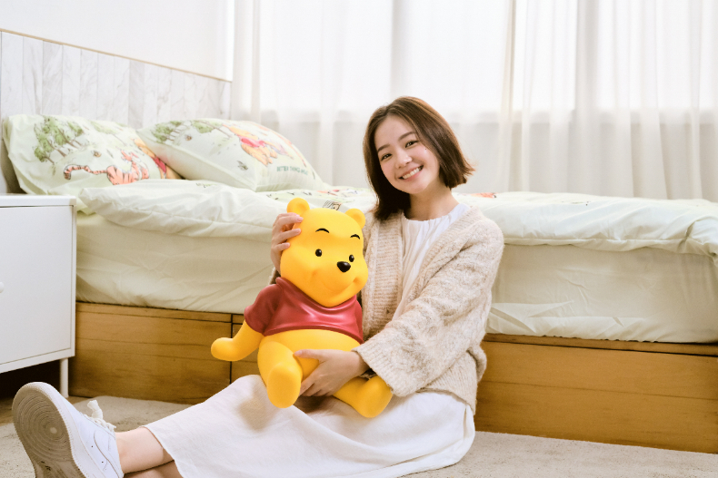 放大版「小熊維尼存錢筒」萌度也翻倍！7－11限定超Ｑ維尼居家好物，小沙發、吹風機快收