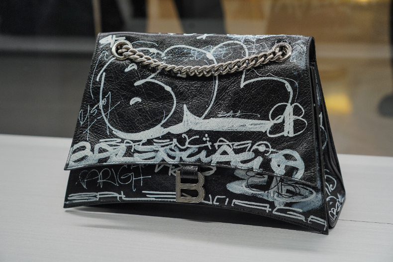 蔡詩芸超推這咖包！女大特派美寧老師帶你逛BALENCIAGA，曝：入門先從這2單品開始