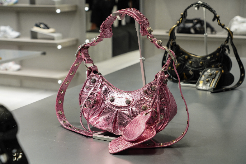 蔡詩芸超推這咖包！女大特派美寧老師帶你逛BALENCIAGA，曝：入門先從這2單品開始