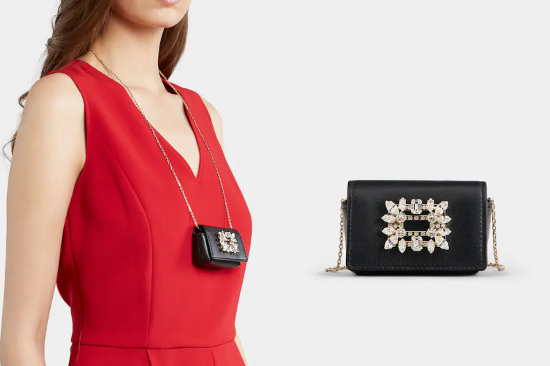▲Roger Vivier Broche Vivier 鑽扣柔軟皮革迷你小袋，價格店洽