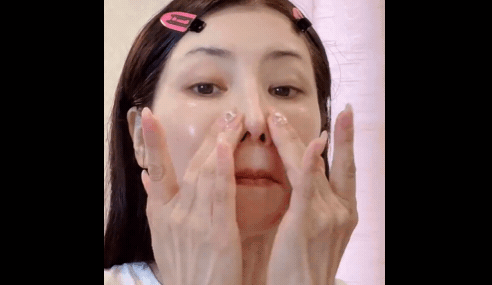 54歲日本媽媽同框女兒像姊妹！分享日式油敷＋三明治敷臉，肌膚嫩到0皺紋